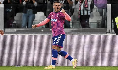 Pemain Juventus Filip Kostic merayakan golnya dalam pertandingan sepak bola Serie A antara Juventus dan Bologna, di stadion Juventus di Turin, Italia,  Senin (3/10) dini hari WIB.