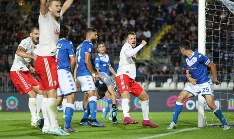 Pemain Juventus (jersey putih-merah) merayakan gol ke gawang Brescia (jersey biru putih) pada pertandingan lanjutan Liga Italia, Rabu (25/9) dini hari WIB