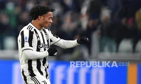 Gelandang Juventus, Juan Cuadrado (tengah) saat merayakan golnya. Cuadrado akan memperpanjang kontraknya di Juventus.