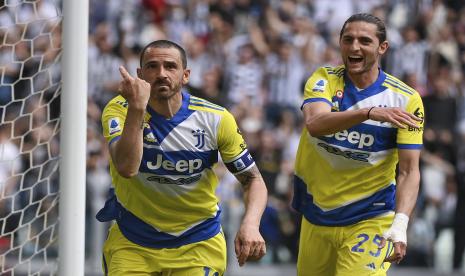 Pemain Juventus Leonardo Bonucci, kiri, merayakan dengan rekan setimnya Adrien Rabiot setelah mencetak gol keduanya dalam pertandingan Serie A antara Juventus dan Venezia, di Stadion Allianz Turin, Italia, Ahad, 1 Mei 2022. 