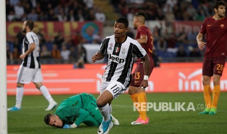 Pemain Juventus Mario Lemina merayakan golnya ke gawang AS Roma pada pertandingan  Serie A Itali  di Olympic Stadium