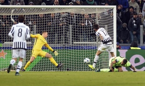 Pemain Juventus, Mario Mandzukic, kedua dari kanan, melesakkan tendangan ke gawang Manchester City dalam pertandingan Liga Champions yang berlangsung di Juventus Stadium, Turin, Italia, Kamis (25/11) waktu setempat. 