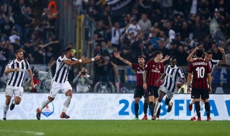  Pemain Juventus Medhi Benatia (dua dari kiri) merayakan gol ke gawang AC Milan dalam final Coppa Italia, di Rome Olympic Stadium, Kamis (10/5) WIB dinihari. 