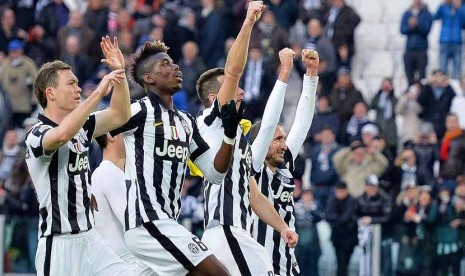 Pemain Juventus melakukan selebrasi usai mengalahkan Chievo Verona 2-0 dalam laga Serie A Italia di Stadion Juventus, Turin, Ahad (25/1). 