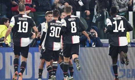 Para pemain Juventus merayakan gol.