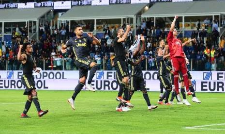 Pemain Juventus merayakan kemenangan 2-1 atas Parma.