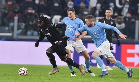 Pemain Juventus Moise Kean (kiri) melewati pemain Malmo pada pertandingan terakhir Grup H Liga Champions di Stadion Alliaz, Turin, Italia, Kamis (9/12) WIB.