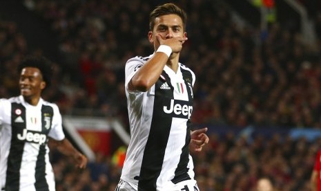 Pemain Juventus Paulo Dybala berpose usai mencetak gol ke gawang Manchester United, Rabu (24/10).