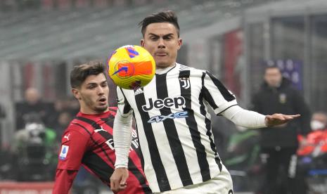 Pemain Juventus Paulo Dybala, kanan, dan pemain AC Milan Brahim Diaz berebut bola dalam pertandingan sepak bola Serie A antara AC Milan dan Juventus di stadion San Siro di Milan, Italia, Ahad 23 Januari 2022.