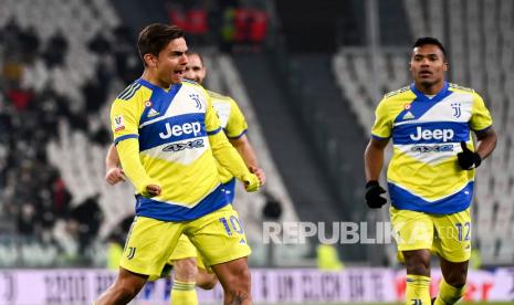 Pemain Juventus Paulo Dybala (kiri) melakukan selebrasi setelah mencetak gol dalam pertandingan babak 16 besar Piala Italia antara Juventus dan Sampdoria, di stadion Allianz di Turin, Italia,  Rabu (19/1/2022) dini hari WIB.