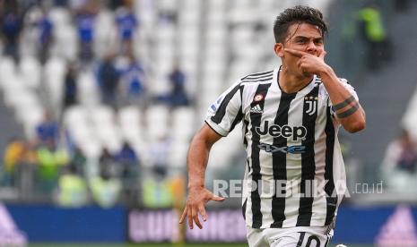  Pemain Juventus Paulo Dybala melakukan selebrasi setelah mencetak gol dalam pertandingan sepak bola Serie A Italia antara Juventus dan Sampdoria, di Turin, Italia,  Ahad (26/9/2021).