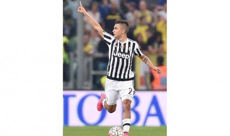 Pemain Juventus, Paulo Dybala, melakukan selebrasi usai menjebol gawang Chievo Verona dalam laga Serie A Italia di Juventus Stadium, Turin, Sabtu (12/9). 