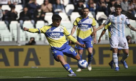 Pemain Juventus Paulo Dybala mencetak gol selama pertandingan sepak bola Serie A antara Juventus dan Salernitana, di stadion Allianz di Turin, Italia, Ahad, 20 Maret 2021.