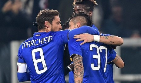 Pemain Juventus Roberto Pereyra (nomor 37) merayakan gol dengan rekan satu timnya, Claudio Marchisio (kiri) dan Paul Pogba saat menggilas Hellas Verona 6-1 pada babak 16 besar ajang Copa Italia, Jumat (16/1) dini hari WIB.