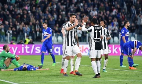  Pemain Juventus Sami Khedira merayakan gol bersama rekan setimnya Douglas Costa di Alianz Stadium, Turin, Italia. Dalam pertandingan ini, Juventus menang 3-0 atas Sampdoria. 