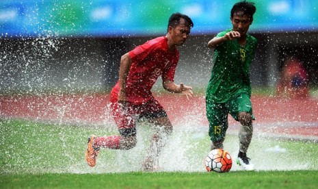 Pemain Kalimantan Selatan M Rafi Udin (kanan) beraksi pada pertandingan PON XIX. Kalsel lolo ke babak delapan besar yang akan dimulai Selasa (20/9) ini.