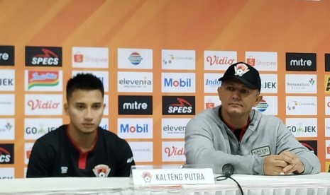 Pemain Kalteng Putra Dendi (kiri) dan pelatih Kalteng Putra Gomes de Oliveira di Stadion Si Jalak Harupat, Kabupaten Bandung Selasa (16/7). 