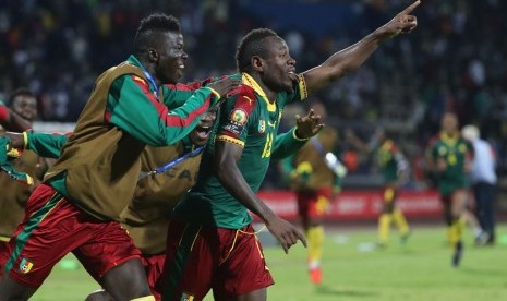 Pemain Kamerun Christian Bassogog (kanan) merayakan gol ke gawang Ghana. Gol Bassogog mengantarkan Kamerun ke final Piala Afrika 2017.