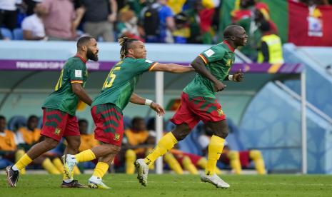 Pemain Kamerun Vincent Aboubakar, kanan, merayakan setelah mencetak gol kedua timnya selama pertandingan sepak bola grup G Piala Dunia antara Kamerun dan Serbia, di Stadion Al Janoub di Al Wakrah, Qatar, Senin, 28 November 2022. 