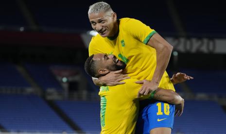 Penyerang timnas Brasil Richarlison saat merayakan mencetak gol ketiga timnya ke gawang Jerman dalam pertandingan sepak bola putra di Olimpiade 2020 Tokyo, Kamis, 22 Juli 2021, di Yokohama, Jepang. 