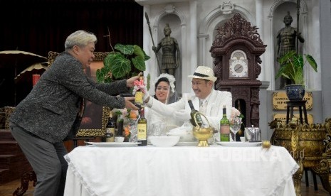 Pemain kelompok Teater Koma beraksi jelang pertunjukan Opera Ikan Asin di Jakarta.