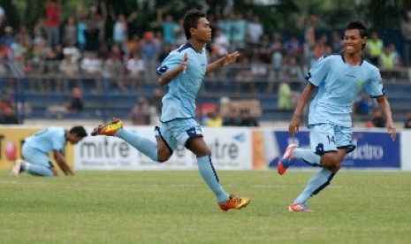 Pemain kesebelasan Persela Arif Ariyanto (tengah) merayakan gol ke gawang PSM Makasar.