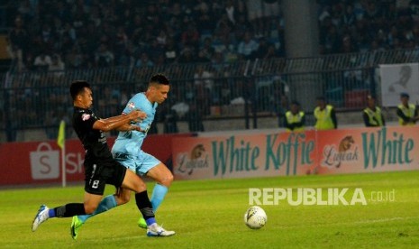 Pemain kesebelasan Persib Bandung Abdul Aziz Lutfi Akbar (kiri) berusaha merebut bola dari kaki pemain Persela Rafael Gomes de Oliviera, dalam pertandingan Liga 1 2019 di Stadion Surajaya Lamongan, Jawa Timur, Kamis (8/8/2019) malam.