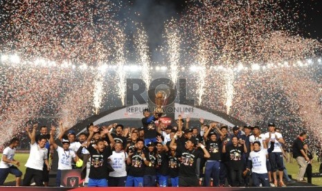 Pemain kesebelasan Persib mengangkat trofi Piala Presiden seusai mengalahkan kesebelasan Sriwijaya dalam laga final Piala Presiden di Stadion Utama Gelora Bung Karno, Ahad (18/10).Republika/Edwin Dwi Putranto