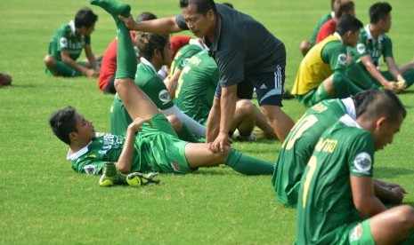 Pemain kesebelasan Surabaya United, Evan Dimas Darmono, mendapatkan perawatan dari anggota tim medis saat uji coba lapangan Stadion Gelora Delta Sidoarjo, Jawa Timur, Sabtu (14/11). 