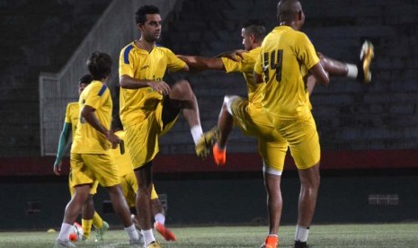 Pemain kesebelasan Surabaya United melakukan uji coba lapangan Stadion Gelora Delta Sidoarjo, Jawa Timur, Kamis (12/11) malam. 