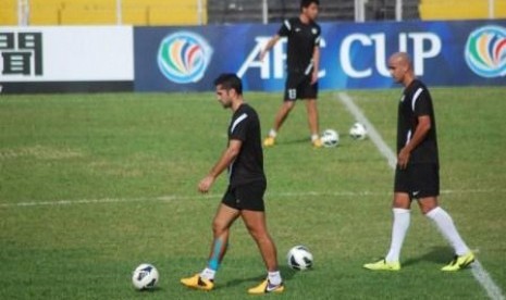 Pemain Kitchee SC, Jorge Tarres Paramo (kiri) bersama Zesh Rehman (kanan) saat latihan di Stadion Agus Salim Padang, Sumbar, Selasa (9/4). 