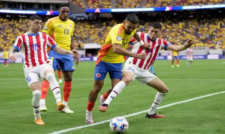 Pemain Kolombia Daniel Munoz (tengah) dan pemain Paraguay Hernesto Caballero berebut bola dalam laga Grup D Copa America 2024 di Houston, AS, Selasa (25/6/2024).