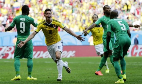 Pemain Kolombia James Rodriguez membobol gawang Pantai Gading di Estadio Nacional, Brasilia, Jumat (20/6) dinihari WIB.