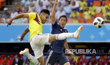 Pemain Kolombia Radamel Falcao menahan  bola selama pertandingan grup H Piala Dunia 2018 antara Kolombia dan Jepang di Mordavia Arena di Saransk, Rusia, Selasa (19/6).    