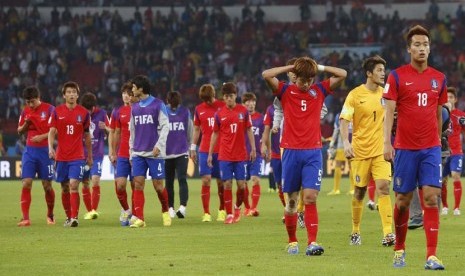 Pemain Korea Selatan berjalan dari lapangan setelah kemenangan 4-2 atas Aljazair Korea Selatan selama kelompok H Piala Dunia pertandingan sepak bola antara Korea Selatan dan Aljazair di Estadio Beira-Rio di Porto Alegre, Brasil, Minggu, 22 Juni, 2014. (AP 