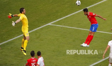 Pemain Kosta Rika Giancarlo Gonzalez menyundul bola pada  pertandingan grup E Piala Dunia 2018 antara Kosta Rika dan Serbia di Samara Arena di Samara, Rusia, Ahad (17/6). 