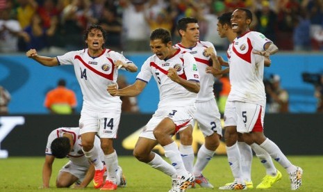 Pemain Kosta Rika melakukan selebrasi usai memenangkan adu penalti lawan Yunani di laga babak 16 besar Piala Dunia 2014 Brasil di Arena Pernambuco, Recife, Ahad (29/6). 