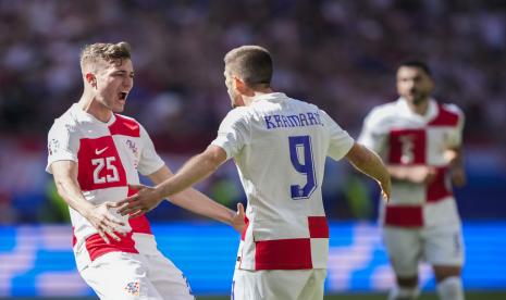 Pemain Kroasia Andrej Kramaric (kanan) merayakan gol ke gawang Albania bersama rekan setimnya Luka Sucic dalam pertandingan Grup B Euro 2024 di Hamburg, Jerman, Rabu (19/4/2024)