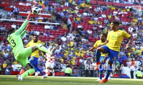 Penyerang Brasil Roberto Firmino (kanan)