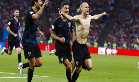 Pemain Kroasia Domagoj Vida (kanan) menggelar selebrasi setelah memasukkan gol pada perempat final Piala Dunia 2018 melawan Rusia, di Sochi, Sabtu (7/7)