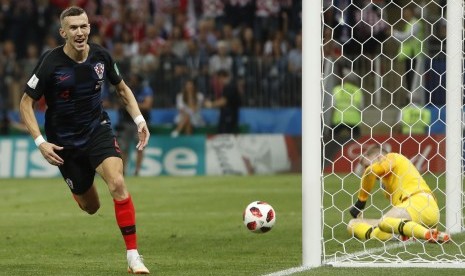  Pemain Kroasia Ivan Perisic bersorak setelah mencetak gol pertama timnya dalam pertandingan semifinal antara Kroasia dan Inggris di Piala Dunia Sepak Bola 2018 di Stadion Luzhniki di Moskow, Rusia, Rabu, (11/7).