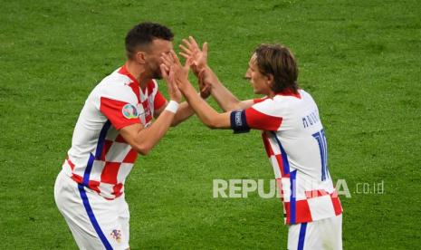 Pemain Kroasia Ivan Perisic (kiri) merayakan dengan Luka Modric setelah mencetak gol ketiga timnya pada pertandingan Grup D kejuaraan sepak bola Euro 2020 antara Skotlandia dan Kroasia di Stadion Hampden Park di Glasgow, Rabu (23/6) dini hari WIB.