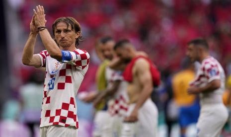  Pemain Kroasia Luka Modric bertepuk tangan kepada para penggemar setelah pertandingan sepak bola grup F Piala Dunia antara Maroko dan Kroasia, di Stadion Al Bayt di Al Khor, Qatar, Rabu (23/11/2022).