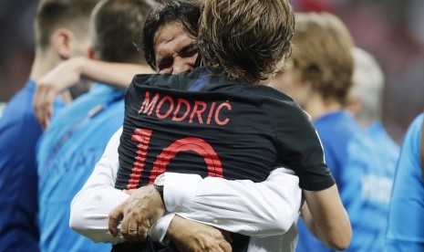 Pemain Kroasia Luka Modric memeluk pelatih Zlatko Dalic setelah timnya mempecundangi Inggris 2-1 di semifinal Piala Dunia 2018 di Stadion Luzhniki di Moskow, Rusia, Rabu (11/7) waktu setempat.