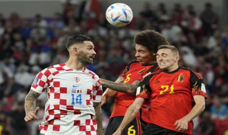 Pemain Kroasia Marko Livaja, kiri, berduel memperebutkan bola dengan pemain Belgia Axel Witsel, tengah, dan Timothy Castagne selama pertandingan sepak bola Grup F Piala Dunia antara Kroasia dan Belgia di Stadion Ahmad Bin Ali di Al Rayyan, Qatar, Kamis, 1 Desember 2022. 