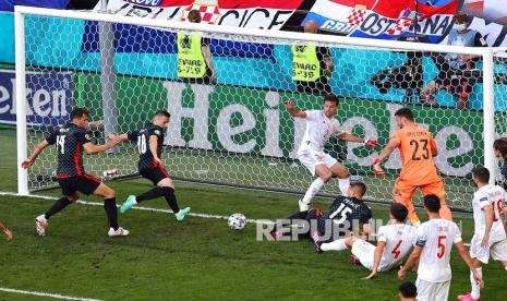 Pemain Kroasia Mislav Orsic, kedua dari kiri, mencetak gol ke gawang Spanyol pada pertandingan babak 16 besar Piala Eropa 2020 antara Kroasia dan Spanyol, di stadion Parken di Kopenhagen, Denmark, Senin (28/7).