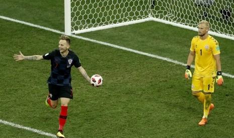 Pemain Kroasia, Rakitic usai menuntaskan perlawanan tim Denmark lewat drama adu penalti babak 16 besar Piala Dunia 2018, Rusia