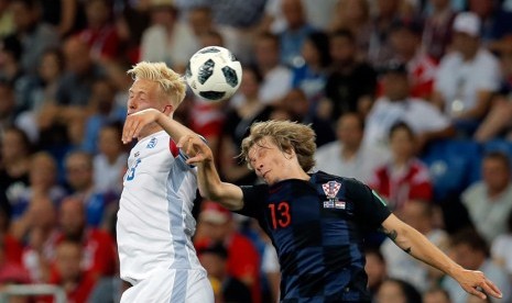   Pemain Kroasia Tin Jedvaj, kanan, berebut bola dengan pemain Islandia Hordur Magnusson, Rabu (27/6) WIB. 