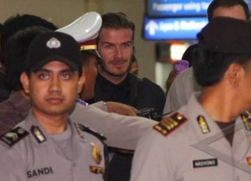 Pemain LA Galaxy, David Beckham (tengah), saat tiba di Bandara Soekarno Hatta, Tangerang, Banten, Senin (28/11). 