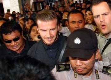 Pemain LA Galaxy, David Beckham (tengah), saat tiba di Bandara Soekarno Hatta, Tangerang, Banten, Senin (28/11). 